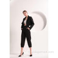 Женский черный укороченный пиджак и брюки